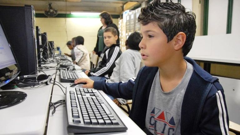 Governo lança licitação de R$ 1,2 bi para levar internet a 20 mil escolas