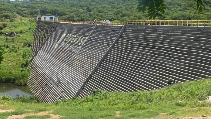 Barragem de Cova da Mandioca em urandi