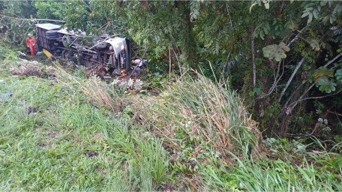 acidente BR-324 ônibus de Canarana - São Sebastião do Passé