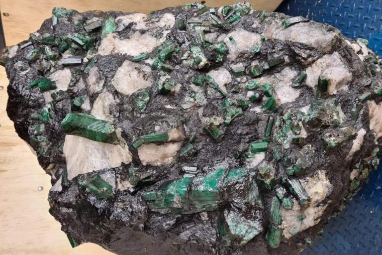 Pedra preciosa de 227 quilos encontrada na Bahia vai a leilão com valor mínimo de R$ 150 milhões nesta terça-feira