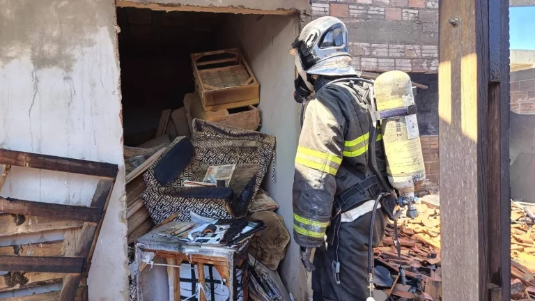 Bombeiros resgataram idoso em residência incendiada em Vitória da Conquista
