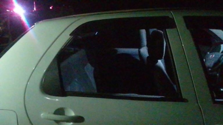 Veículo de ex-prefeito foi atingido por disparos de arma de fogo na zona rural de Pindaí