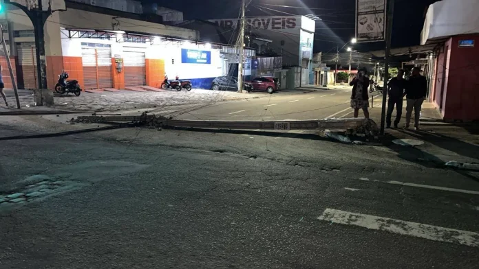 acidente carreta postes vitória da conquista