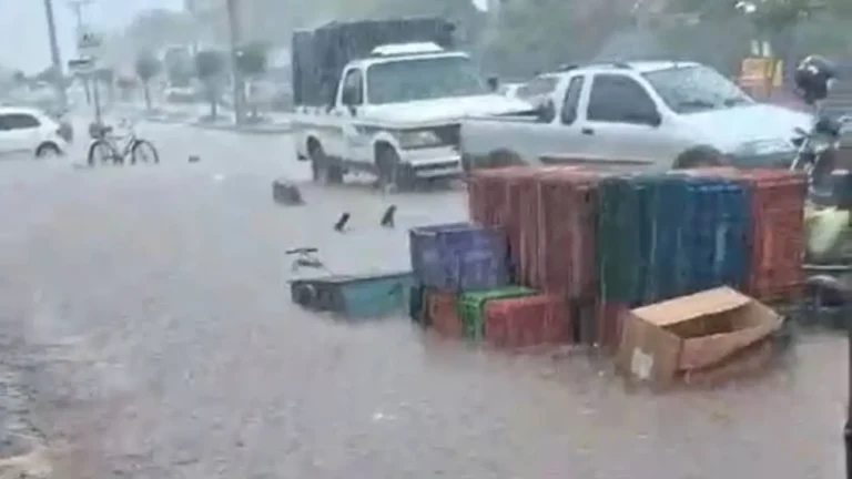 Chuva forte alagou feira e deixou barracas e ruas inundadas em Riacho de Santana