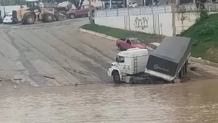 Caminhão rio são Francisco Manga