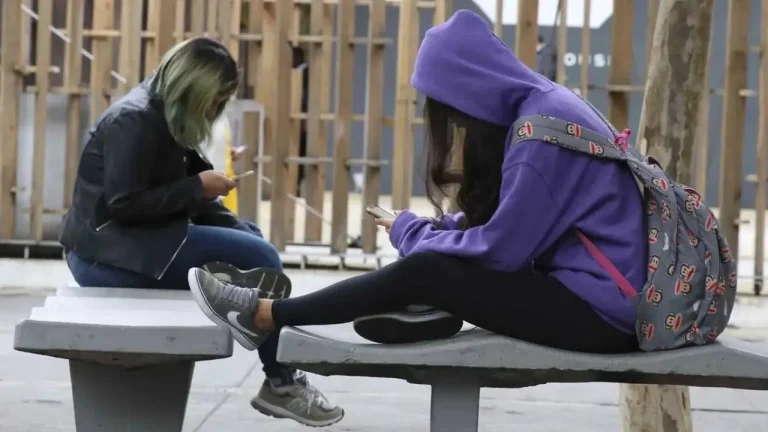 Projeto que restringe uso de celular em salas de aula foi aprovado