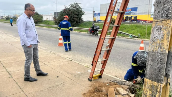 Furto de fios deixou avenida sem iluminação em Vitória da Conquista