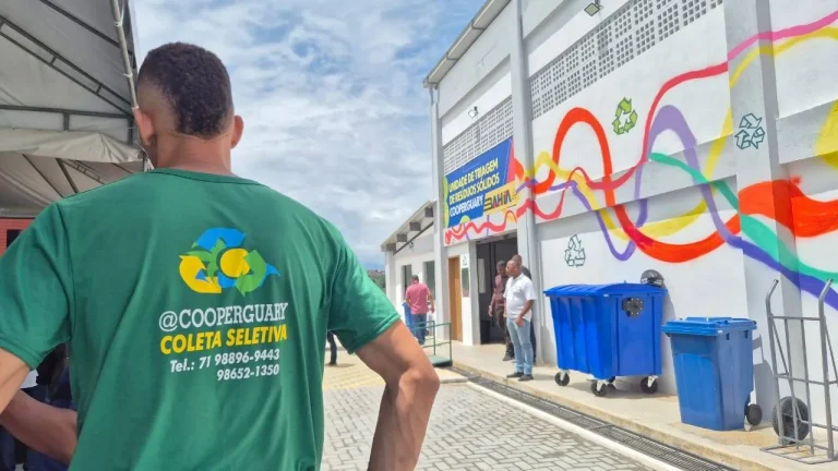 Catadores de material reciclável ganham primeiro galpão de triagem em Salvador