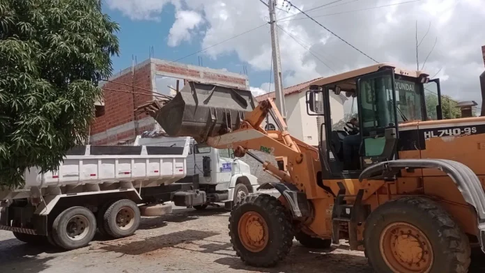 Mais de dez toneladas de lixo e entulho foram retiradas de residência em Guanambi