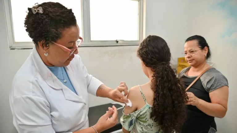 Vacina contra a dengue está disponível em Vitória da Conquista para crianças e adolescentes