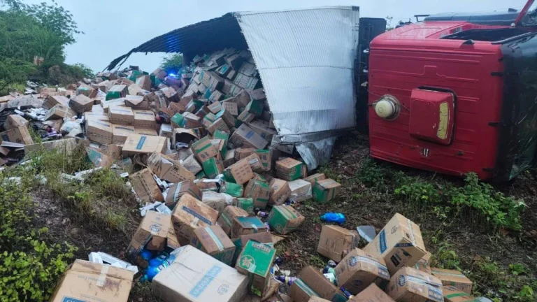 Caminhão carregado com cigarros contrabandeado tombou na BA-262 enquanto era escoltado até delegacia