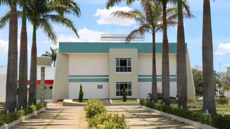 Em primeiro ato de 2025, prefeito de Guanambi decretou funcionamento de repartições públicas em dois turnos