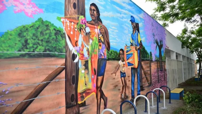Praça foi requalificada e recebeu grafite com homenagens a personalidades locais de Vitória da Conquista