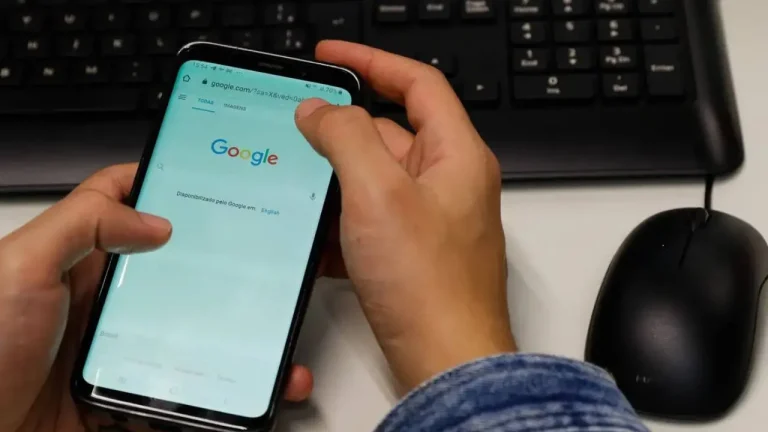 Vitória da Conquista sancionou lei que restringe uso de celular em escolas da rede municipal