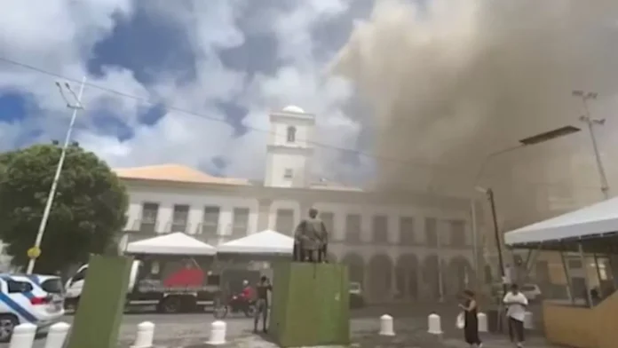 Incêndio de grande proporção atinge prédio da Câmara de Vereadores de Salvador