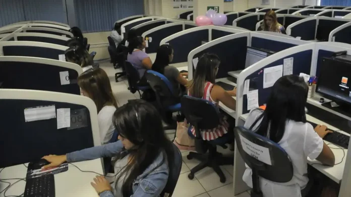 Empresa de telemarketing oferta 200 vagas de emprego em Feira de Santana