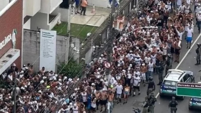 Confronto entre torcidas em Recife deixa feridos e destruição nas ruas