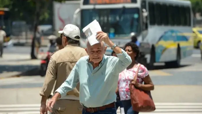 Sábado tem alertas para tempestade e calor extremo no país