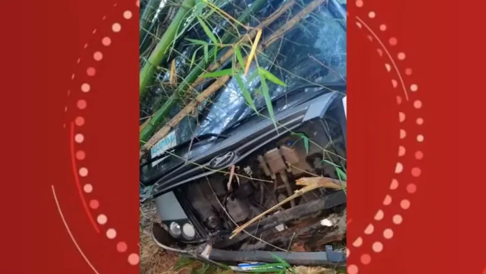 Micro-ônibus que faz serviço de TFD caiu em ribanceira e deixou 19 feridos na Bahia