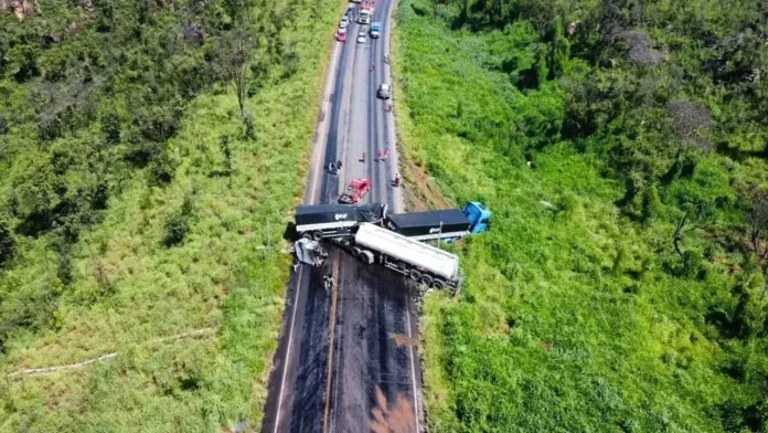 Motorista morreu em acidente entre duas carretas no oeste da Bahia