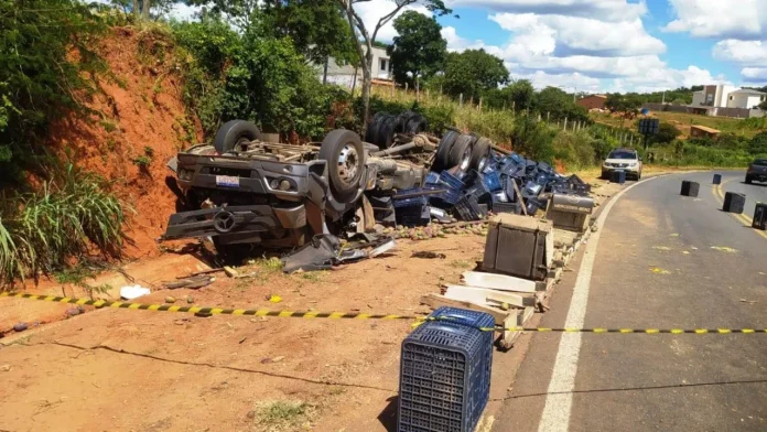 Caminhão carregado com mangas capotou na BR-030 em Caetité