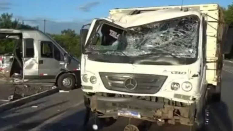 Colisão entre van e caminhão deixou seis mortos na Bahia