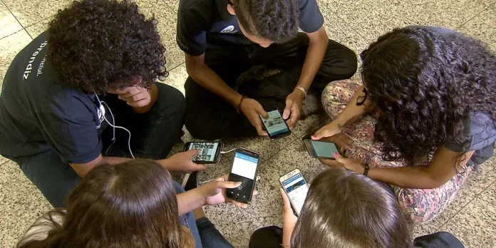 restricao-do-uso-de-celulares-nas-escolaswebp