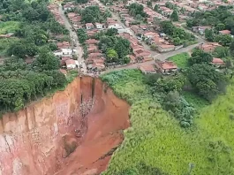Voçoroca gigante ameaça cidade brasileira