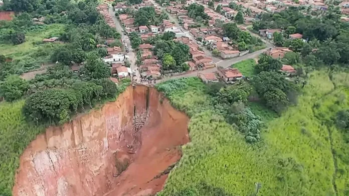 Voçoroca gigante ameaça cidade brasileira