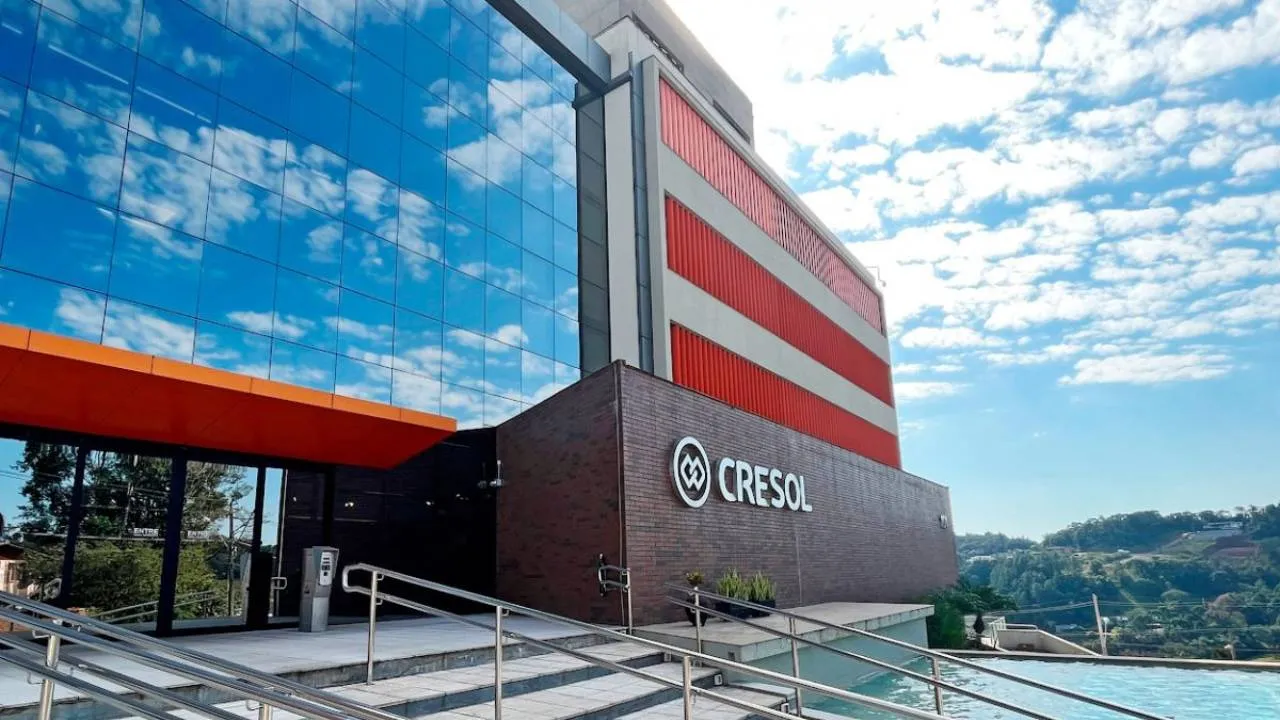 A Cresol, importante cooperativa de crédito, oferece vagas de emprego em vários estados brasileiros, incluindo benefícios como vale transporte e plano de saúde. O processo seletivo ocorre pela plataforma Gupy.