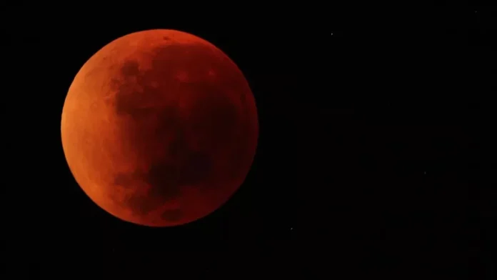 Eclipse total da lua poderá ser visto em todo o país na madrugada desta sexta-feira