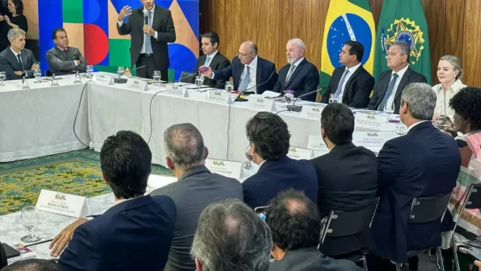 Governo entrega projeto de isenção de IR para quem ganha até R$ 5 mil