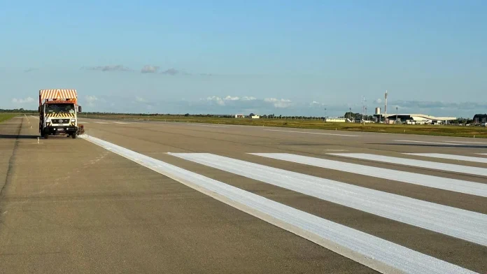 Pista do Aeroporto de Vitória da Conquista passa por requalificação e revitalização da sinalização horizontal