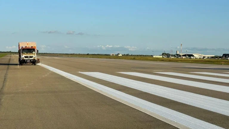 Pista do Aeroporto de Vitória da Conquista passa por requalificação e revitalização da sinalização horizontal