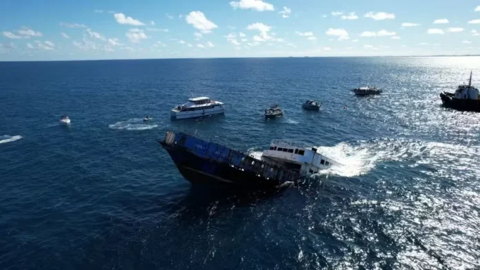 Ferryboat desativado é afundado para criar recifes de corais na Bahia