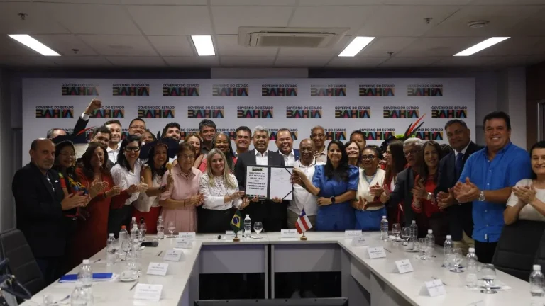 Governador sancionou lei de reajuste salarial para professores