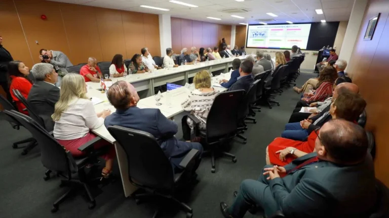 APLB e governo da Bahia firmaram acordo que eleva salário dos professores acima do piso nacional