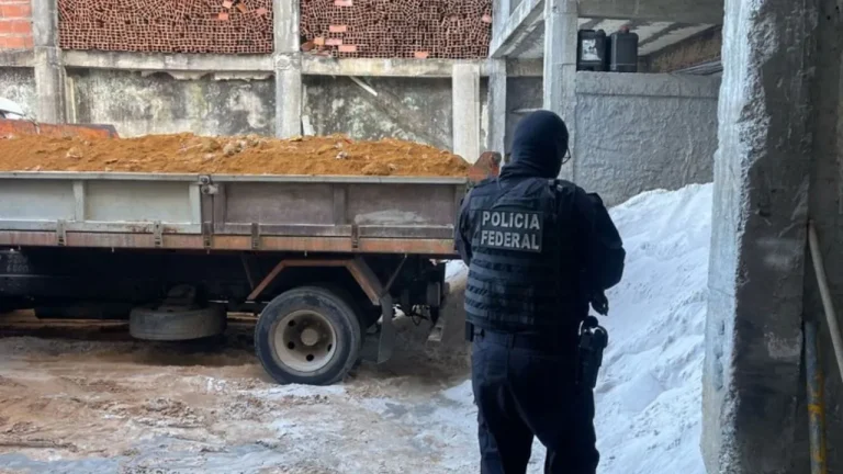 Operação da Polícia Federal combate extração ilegal de areia em Salvador e Camaçari