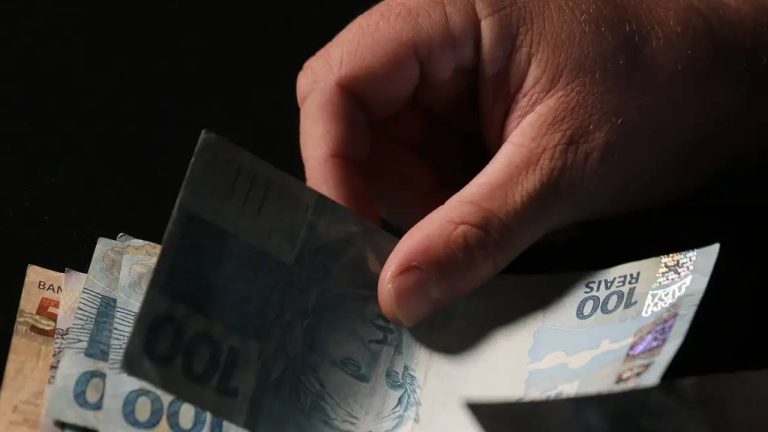 Governo deve antecipar 13º salário de aposentados e pensionistas
