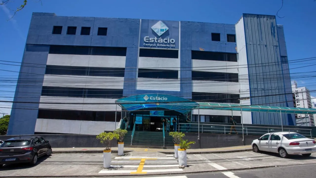 A Estácio, uma das principais instituições de educação no Brasil, está com vagas abertas em várias regiões, incluindo Bahia, com oportunidades em Salvador e Feira de Santana para diversas funções. Os benefícios incluem plano de saúde, seguro de vida e bolsas de estudos.