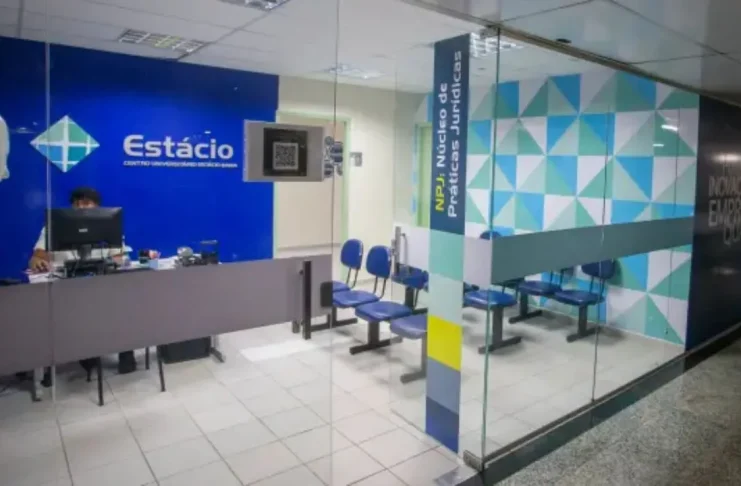 Estácio oferece vagas de emprego em diversas áreas e locais, com benefícios atrativos e atenção à diversidade.