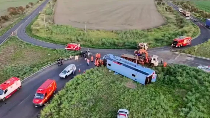 Acidente com Ônibus deixou pelo menos 10 mortos e vários feridos em Minas Gerais