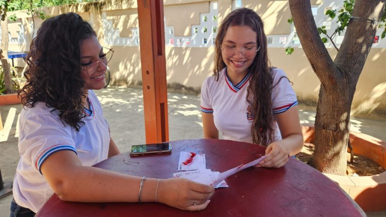 Estudantes baianas criam bala de romã com potencial terapêutico contra gripes