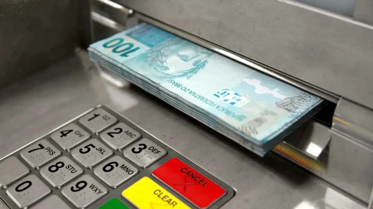 Dinheiro-caixa-eletronico-salario