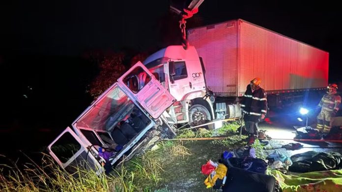 Acidente entre carreta e micro-ônibus resulta em nove mortes e dez feridos no Norte de Minas Gerais
