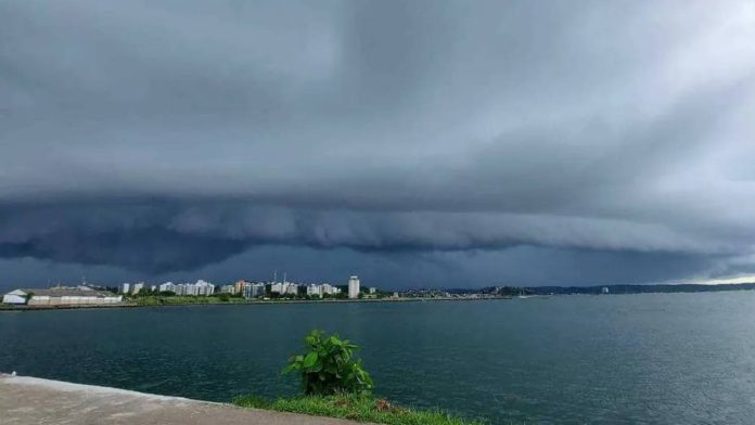 Alerta Amarelo de chuva intensa atinge 48 municípios da Bahia nesta terça-feira