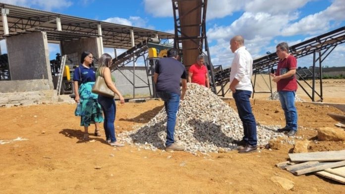 Cidade vira destaque ao inaugurar primeira usina de reciclagem de entulho da construção civil