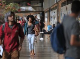 Iniciativa oferece bolsas para alunos negros acessarem ensino superior