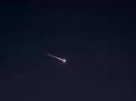 Rastro luminoso no céu foi causado pela reentrada de um corpo de foguete da SpaceX