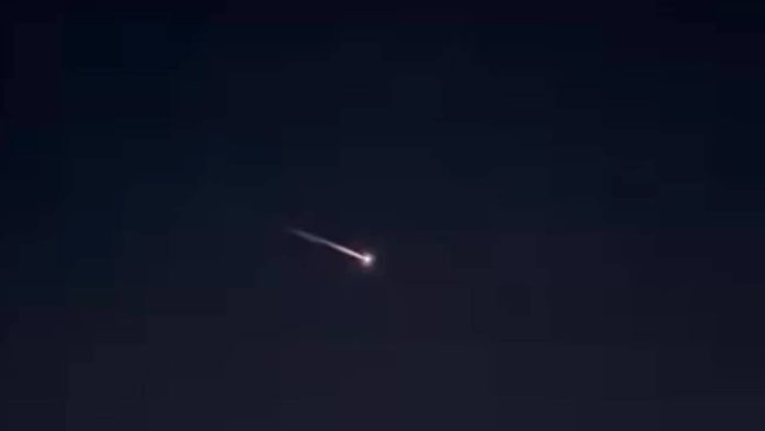 Rastro luminoso no céu foi causado pela reentrada de um corpo de foguete da SpaceX